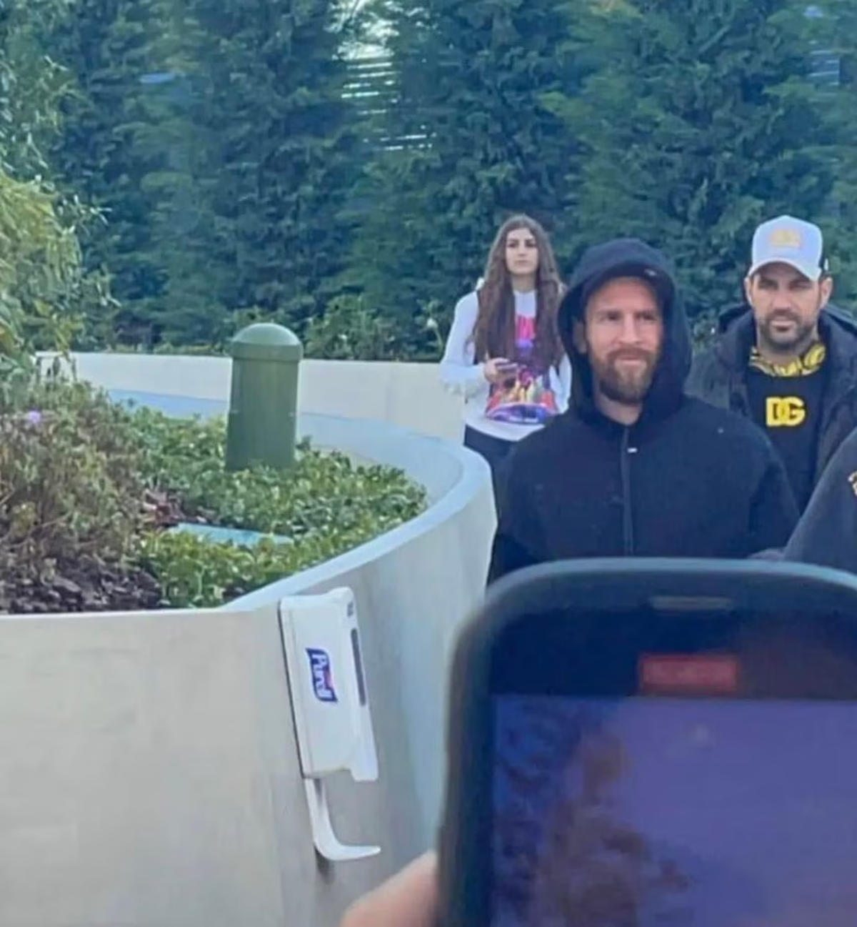 Messi y Fábregas no zafaron de las fotos en el parque temático. Foto: @missh8ter 