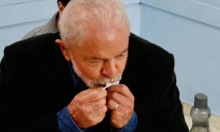Lula besó el ticket de votación electrónica este domingo. Lula besó el ticket de votación electrónica este domingo.