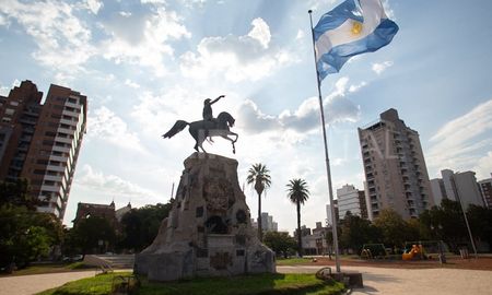 La misma está en la parte inferior del monumento al padre de la patria. La misma está en la parte inferior del monumento al padre de la patria.