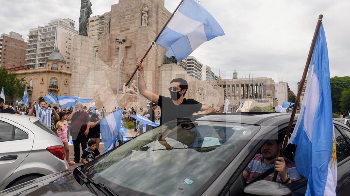 El Monumento a la Bandera fue otra vez el escenario de protestas contra las medidas del Gobierno nacional por la pandemia.