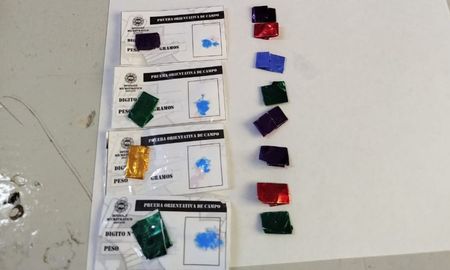 Los envoltorios de droga secuestrados tras la revisión de la campera. Los envoltorios de droga secuestrados tras la revisión de la campera.