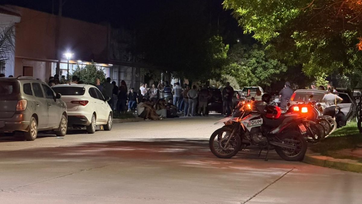 Amigos, familiares y allegados se acercan de manera paulatina para darle el último adiós, en una despedida marcada por el recogimiento y el acompañamiento a la familia. Amigos, familiares y allegados se acercan de manera paulatina para darle el último adiós, en una despedida marcada por el recogimiento y el acompañamiento a la familia.