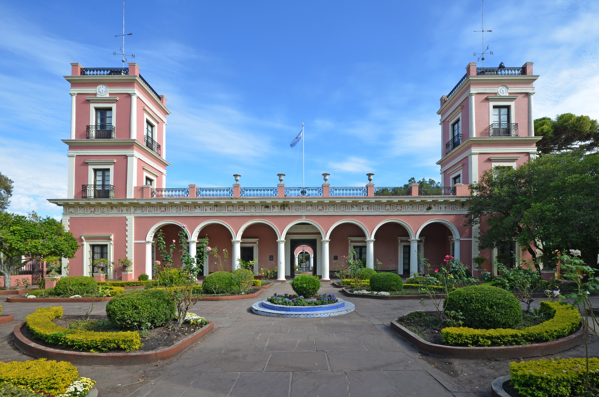 El Palacio San José es un monumento histórico, el cual fue residencia de Justo José de Urquiza. El Palacio San José es un monumento histórico, el cual fue residencia de Justo José de Urquiza.