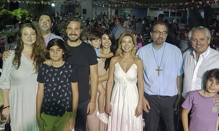 El presidente Alberto Fernández acompañado de la primera dama, Fabiola Yáñez, y Santiago Cafiero, se acercó a San Cayetano para celebrar la nochebuena y esperar la Navidad. El presidente Alberto Fernández acompañado de la primera dama, Fabiola Yáñez, y Santiago Cafiero, se acercó a San Cayetano para celebrar la nochebuena y esperar la Navidad.