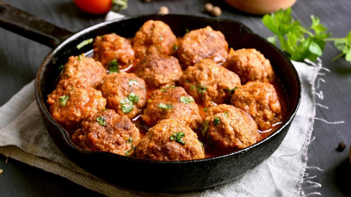 Las albóndigas de carne al horno son ricas y fáciles de preparar, ya que llevan ingredientes que seguro tenés en casa. Las albóndigas de carne al horno son ricas y fáciles de preparar, ya que llevan ingredientes que seguro tenés en casa.