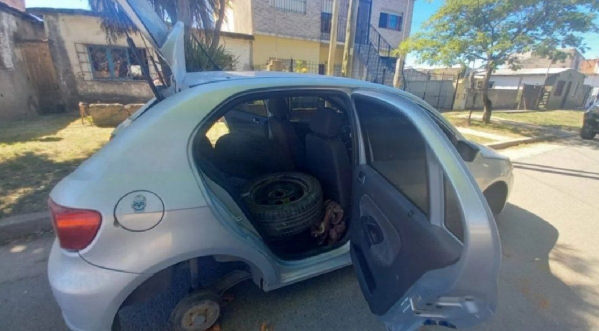 Denunció que le robaron las ruedas: la Policía las encontró dentro de su auto