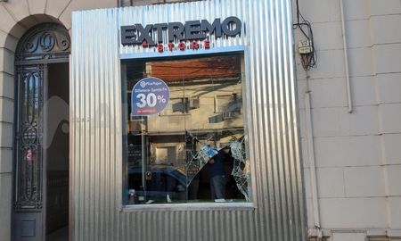 Vandalizaron y robaron camperas de un negocio en pleno macrocentro santafesino Vandalizaron y robaron camperas de un negocio en pleno macrocentro santafesino