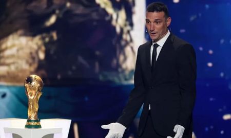Lionel Scaloni entregó con guantes la Copa del Mundo en el sorteo. Lionel Scaloni entregó con guantes la Copa del Mundo en el sorteo.