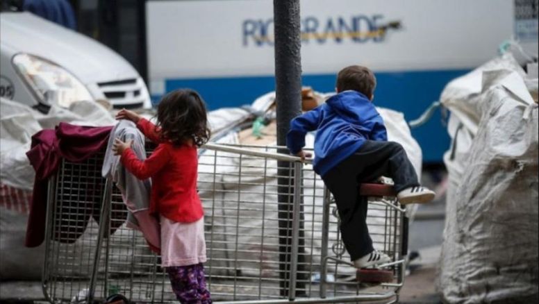 Récord de ayuda alimentaria: 2 de cada 3 niños necesitan asistencia estatal para comer