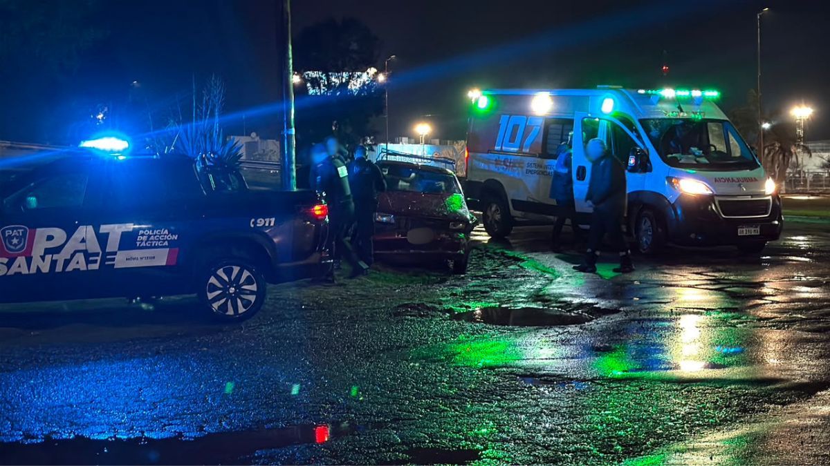El accidente ocurrió en una de las rotondas del puente que cruza la Ruta Nacional 168, a la altura de barrio El Pozo.