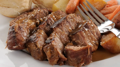 La técnica brasileña para cocinar carne sin parrilla que sorprende por su sabor y ternura