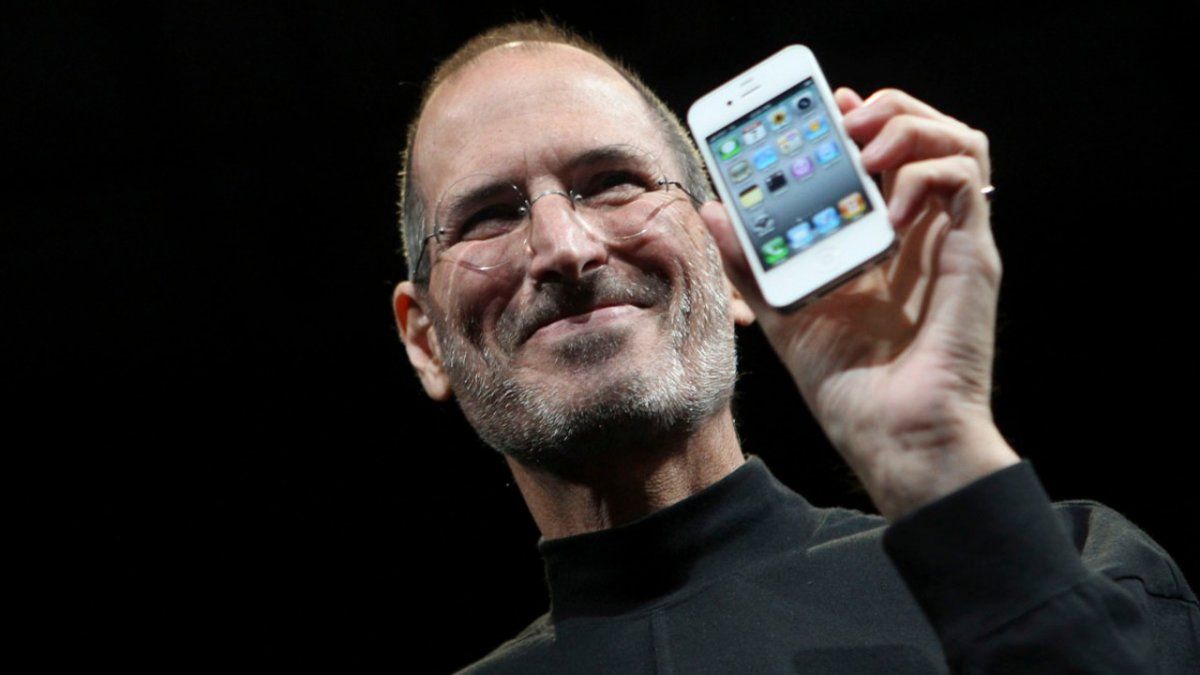 Steve Jobs quería un dispositivo más chico y económico que el iPhone tradicional de aquellos años.