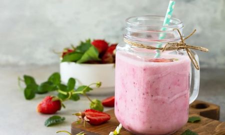 Yogur con frutas y semillas, un snack rápido y lleno de nutrientes para octubre. Yogur con frutas y semillas, un snack rápido y lleno de nutrientes para octubre.
