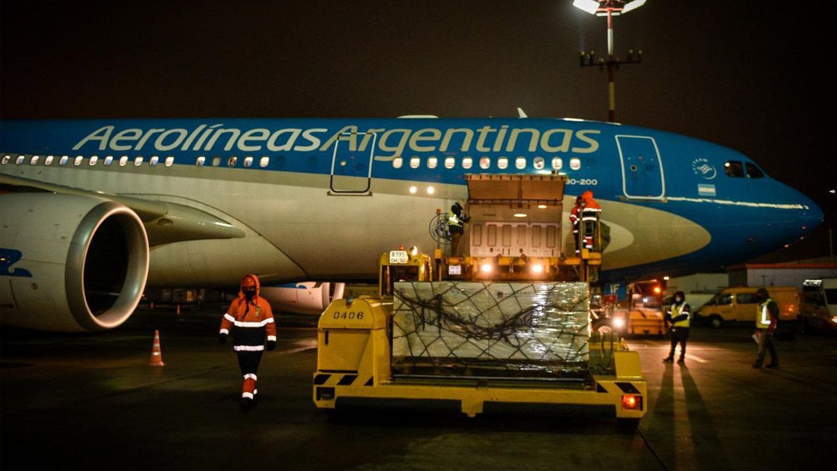 Avión de Aerolineas Argentinas que trae la vacuna rusa.