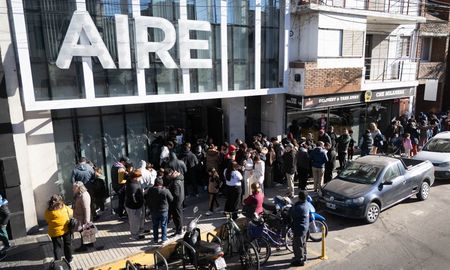 La gente sigue acercándose a cambiar figuritas a la vereda de AIRE. La gente sigue acercándose a cambiar figuritas a la vereda de AIRE.