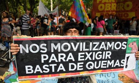 Vecinos y activistas del sur provincial se movilizaron este miércoles por las calles rosarinas. Vecinos y activistas del sur provincial se movilizaron este miércoles por las calles rosarinas.