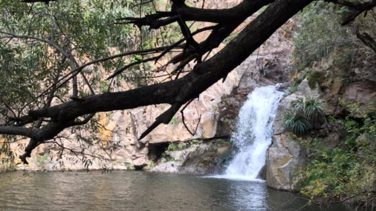 La cascada Quebrada de Tello se ubica dentro de la Reserva Natural La Quebrada en la localidad de Río Ceballos. La cascada Quebrada de Tello se ubica dentro de la Reserva Natural La Quebrada en la localidad de Río Ceballos.