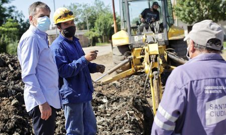 Mientras algunas máquinas realizan excavaciones para luego hacer el cordón cuneta y más tarde el pavimento; otras, hacen las zanjas que contendrán los caños para el tendido de la red de agua potable. Esta es la postal que hoy presenta Villa Hipódromo, ante el asombro y la alegría de los vecinos. Mientras algunas máquinas realizan excavaciones para luego hacer el cordón cuneta y más tarde el pavimento; otras, hacen las zanjas que contendrán los caños para el tendido de la red de agua potable. Esta es la postal que hoy presenta Villa Hipódromo, ante el asombro y la alegría de los vecinos.
