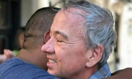 El policía Luis Chocobar se abraza con el turista norteamericano Frank Wolek. El policía Luis Chocobar se abraza con el turista norteamericano Frank Wolek.