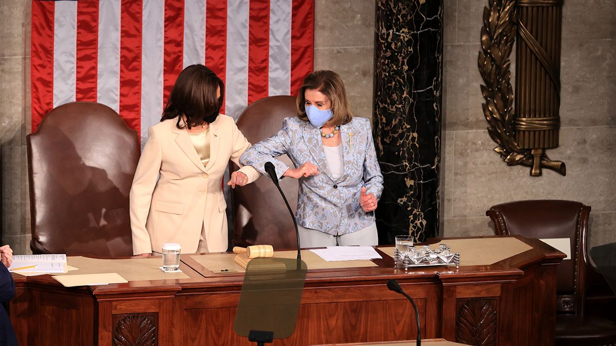 Harris y Pelosi se saludan según los protocolos sanitarios por el coronavirus.