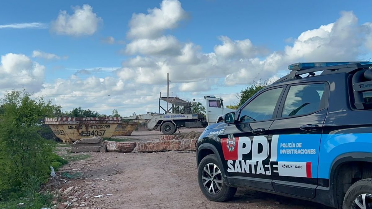 La PDI desplegó un importante operativo en un corralón cercano al puente Héroes de Malvinas. Investigan posibles delitos ambientales y buscan documentación. La PDI desplegó un importante operativo en un corralón cercano al puente Héroes de Malvinas. Investigan posibles delitos ambientales y buscan documentación.