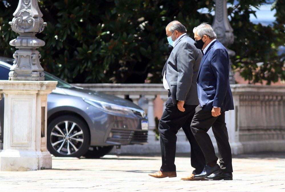 El secretario general de la CGT Héctor Daer y Carlos Acuña se retiran luego de la reunión que mantuvieron este mediodía en la Casa Rosada con los funcionarios del Gabinete económico. Foto NA