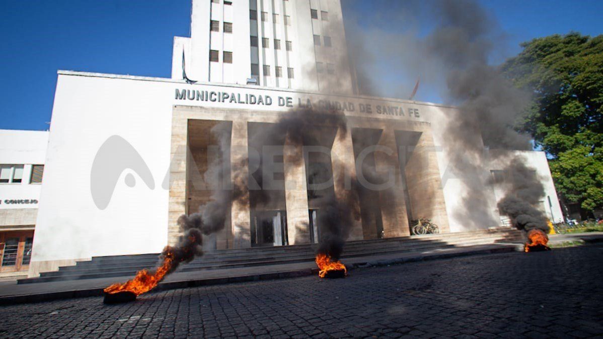Cartoneros se manifestaron frente a la Municipalidad de Santa Fe en rechazo del control de motos.&nbsp;