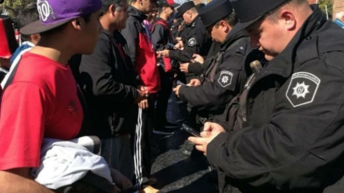 Sancionaron a 46 hinchas que realizaron pintadas y no entrar&aacute;n a estadios de Santa Fe ni podr&aacute;n ver la Selecci&oacute;n Argentina.