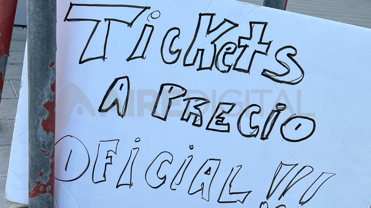 Los hinchas argentinos en Doha reclaman entradas a precio oficial para presenciar el partido que la Selección Argentina disputará con Francia por la final del Mundial de Qatar 2022.