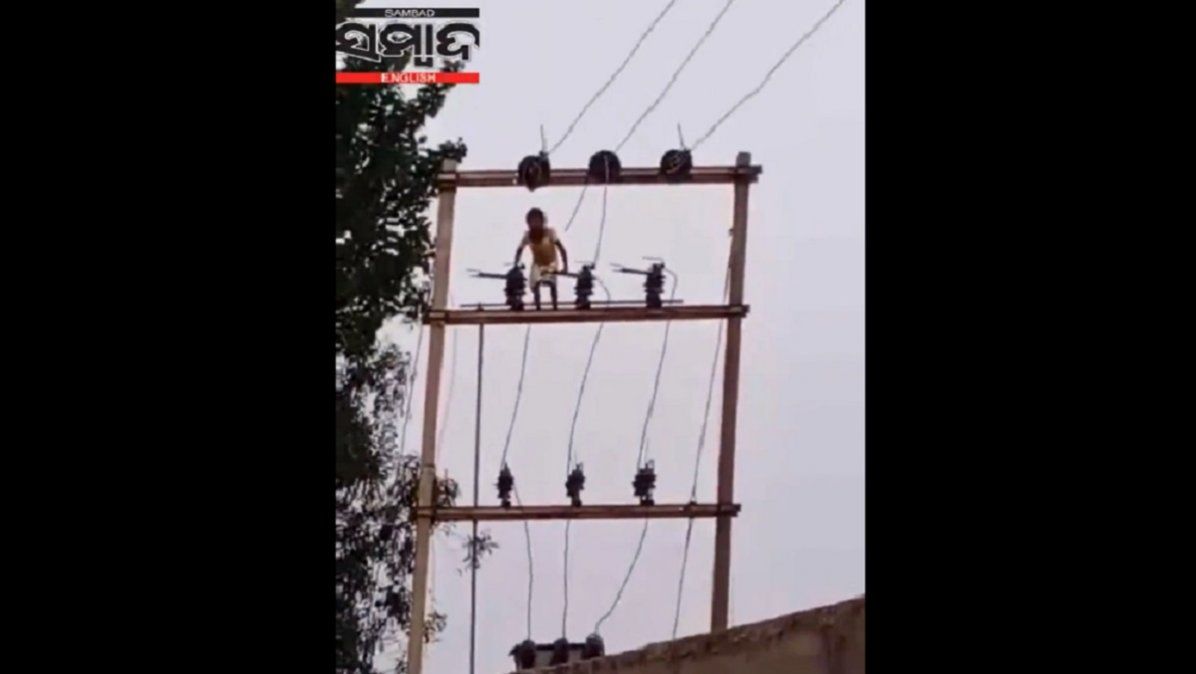 Dramático: un niño se trepó a un transformador y bajó colgado de los cables