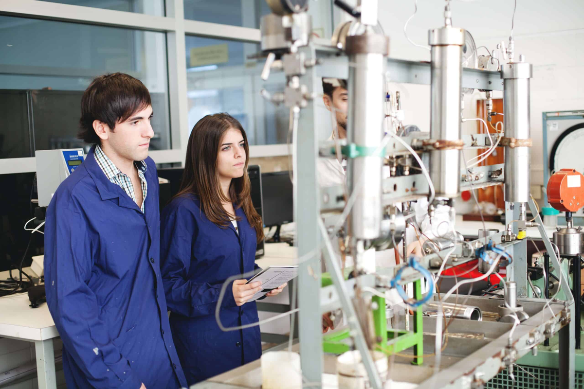 La ingeniería en petróleo es una carrera solicitada con amplia salida laboral y sueldos competitivos. La ingeniería en petróleo es una carrera solicitada con amplia salida laboral y sueldos competitivos.