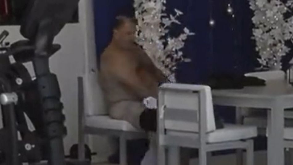 Ariel Ansaldo se desnudó en el jardín y Maxi le paró el carro.