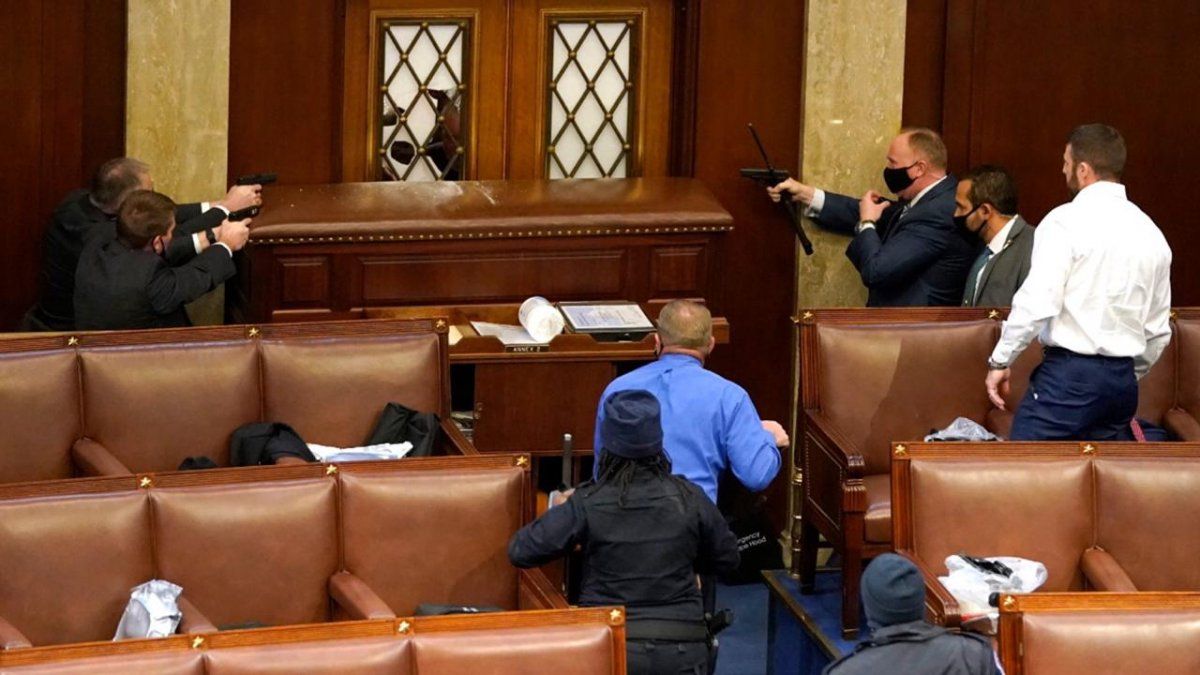 Manifestantes proTrump intentaron ingresar al Capitolio del Senado de los Estados Unidos