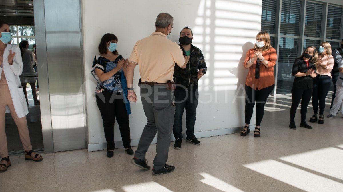 El recibimiento del doctor Francisco Villano en su primer día de trabajo tras superar el coronavirus.