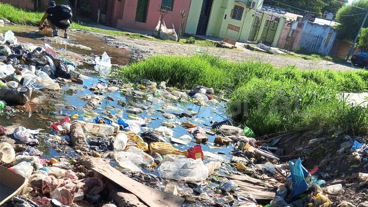Caños rotos y pérdida de agua en barrio Estanislao López. Caños rotos y pérdida de agua en barrio Estanislao López.