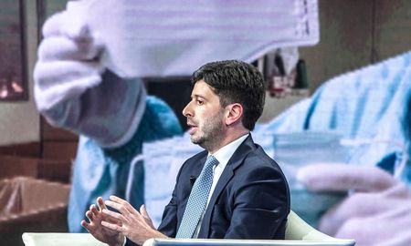 Luego de aplicar medidas restrictivas, Italia comienza a ver los resultados. Esperan alcanzar el pico de casos diarios en una semana, dijo el ministro de Salud, Roberto Speranza. Luego de aplicar medidas restrictivas, Italia comienza a ver los resultados. Esperan alcanzar el pico de casos diarios en una semana, dijo el ministro de Salud, Roberto Speranza.