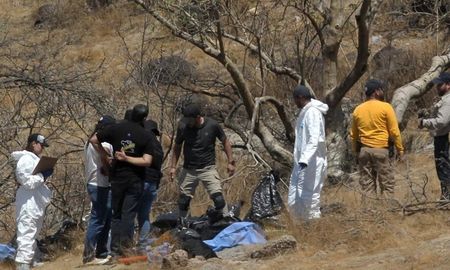 Expertos forenses trabajan con varias bolsas de restos humanos extraídos del fondo de un barranco por un helicóptero, que fueron abandonados en Zapopan, estado de Jalisco, México, el 31 de mayo de 2023. Expertos forenses trabajan con varias bolsas de restos humanos extraídos del fondo de un barranco por un helicóptero, que fueron abandonados en Zapopan, estado de Jalisco, México, el 31 de mayo de 2023.