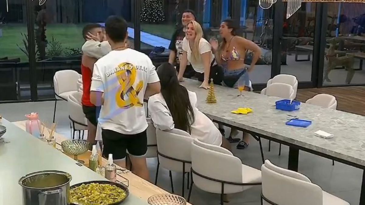 El inesperado beso entre dos participantes de Gran Hermano.