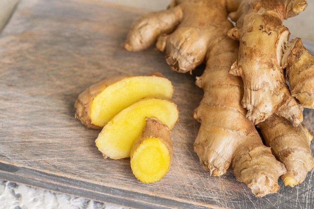 Tener tu propia planta de jengibre en casa es perfecto para condimentar tus comidas con un sabor especial.