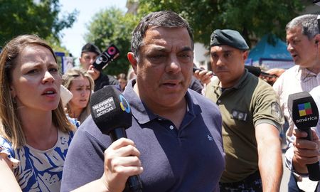 “Mis hijos no son asesinos, son chicos, son adolescentes, son vagos como le decimos, pero no puedo creer por lo que se les está acusando”, dijo Mauro Pertossi. “Mis hijos no son asesinos, son chicos, son adolescentes, son vagos como le decimos, pero no puedo creer por lo que se les está acusando”, dijo Mauro Pertossi.