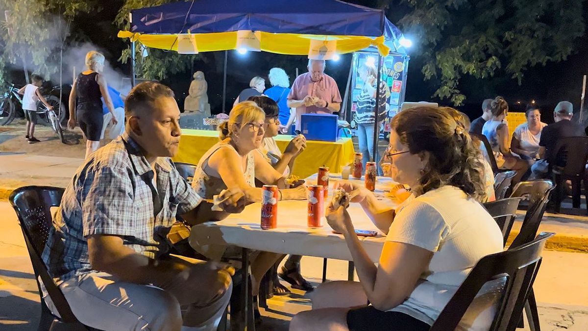 El sábado por la noche en la costanera, se puso en marcha con gran éxito el Paseo Gastronómico.