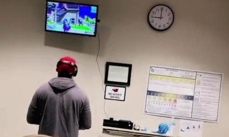 Video viral: su mujer estaba a punto de parir y él se puso a jugar en la Xbox. Video viral: su mujer estaba a punto de parir y él se puso a jugar en la Xbox.