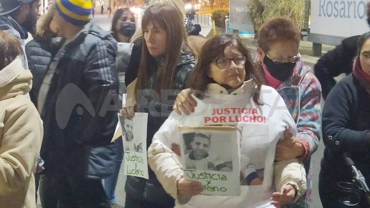 La mamá y la tía de Luciano Muscio encabezaron la marcha contra la inseguridad que se llevó a cabo este miércoles en Rosario.&nbsp;