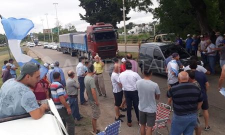 productores protestan en el ingreso al tunel subfluvial por las retenciones productores protestan en el ingreso al tunel subfluvial por las retenciones