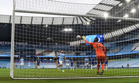 El Kun tomó la responsabilidad de patear un penal que le hicieron a Gabriel Jesús pero no definió de la mejor manera. El Kun tomó la responsabilidad de patear un penal que le hicieron a Gabriel Jesús pero no definió de la mejor manera.