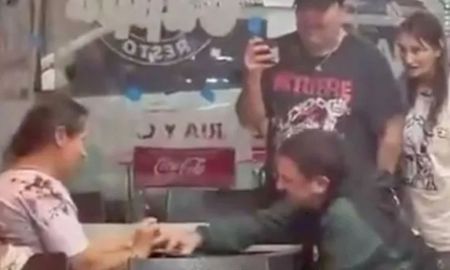 Una pareja eligió una esquina de Wilde, para sellar su compromiso matrimonial. Una pareja eligió una esquina de Wilde, para sellar su compromiso matrimonial.
