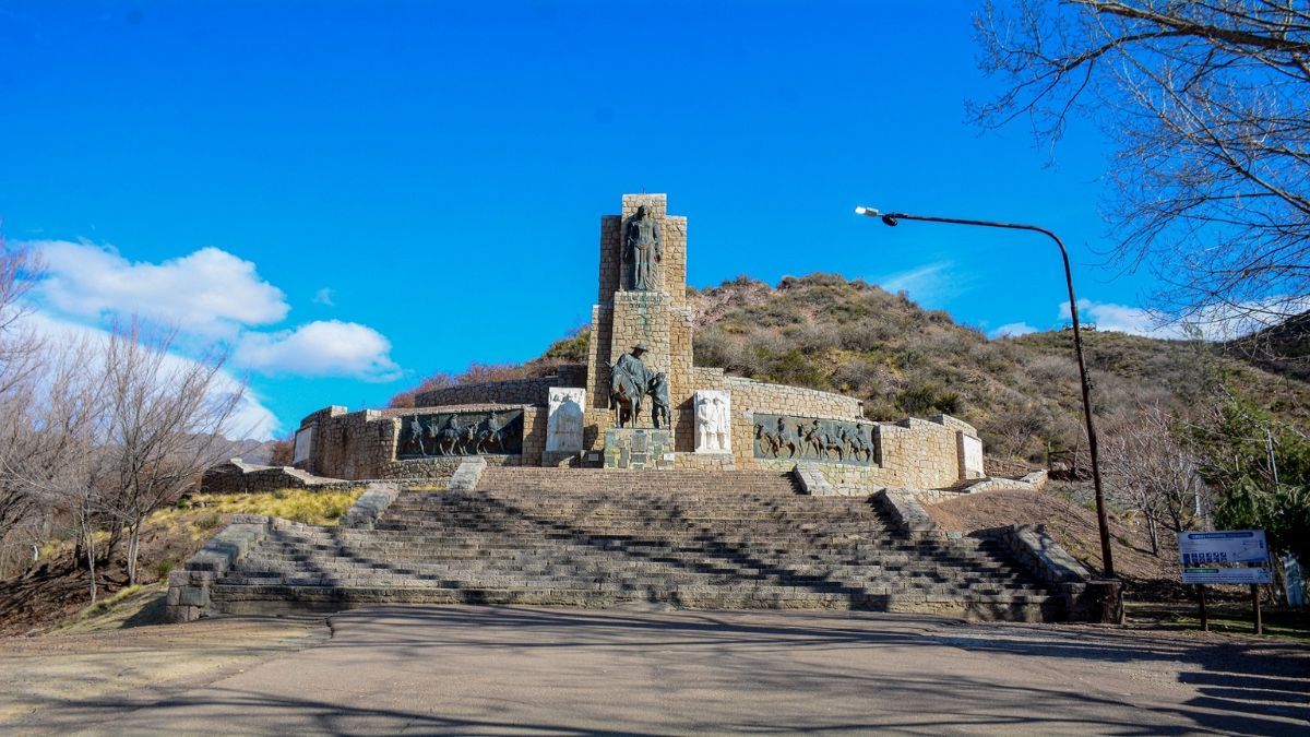 El Manzano Hist&oacute;rico marca el sitio exacto donde el General Jos&eacute; de San Mart&iacute;n descans&oacute; en 1823 tras su campa&ntilde;a en Chile y Per&uacute;, consolidando a Los Chacayes como un pilar de la memoria nacional.