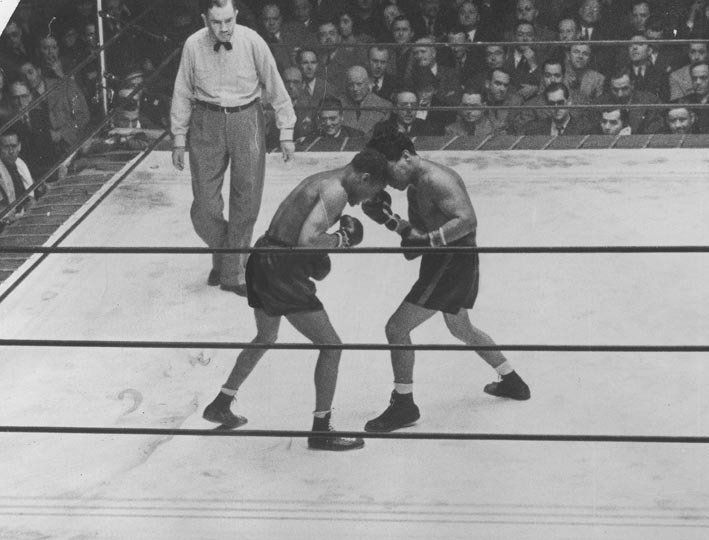 Entre 1934 y 1939, Arizmendi (derecha) enfrentó cinco veces al fenomenal Henry Armstrong (cuyo nombre real era Henry Jackson), el único boxeador de la historia en reinar simultáneamente en tres categorías –pluma, welter y liviano, en ese orden–, en la época en que solo había ocho divisiones. La serie quedó 3-2 a favor del estadounidense.