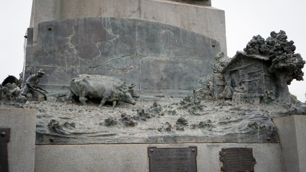 Cada alto relieve en la parte central del Monumento ilustra la vida y el trabajo de los primeros colonos de Esperanza.