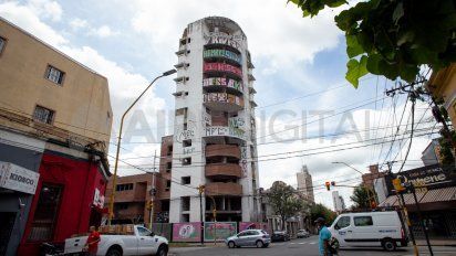 El edificio abandonado o fantasma está ubicado en la esquina de 9 de Julio y Suipacha y durante los últimos años se cubrió de grafitis.&nbsp;